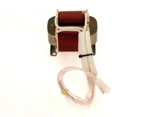 BOSCH-Spule mit zwei rot gewickelten Drahtspulen, befestigt auf einem Metallkörper, verbunden durch ein Kabel mit einem Stecker.